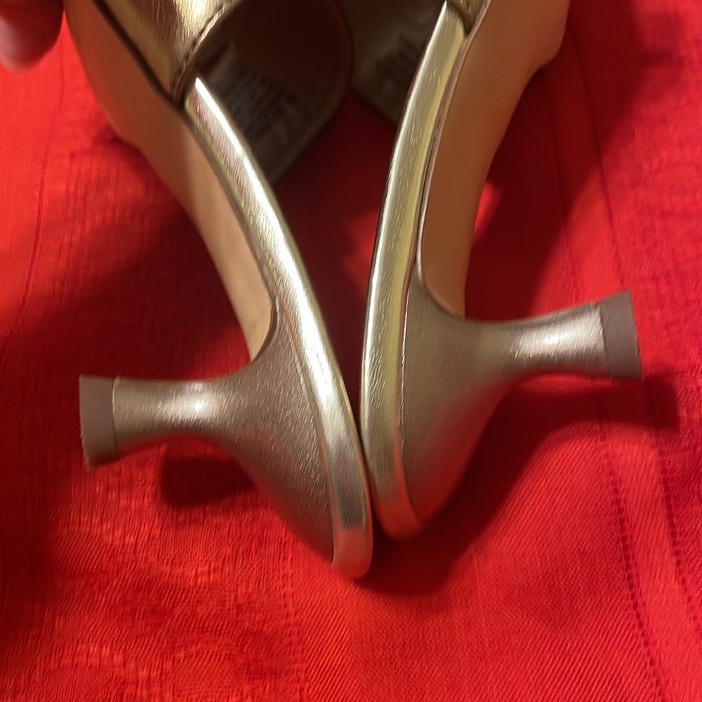 Bandolino cute Gold slip on sandals with dainty heels. (Mlb) - Picture 6 of 10